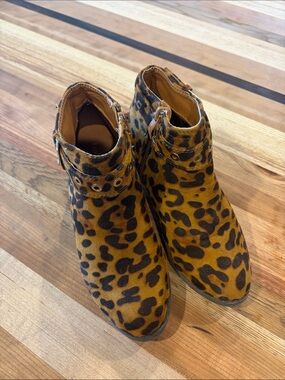 LovMark Girls Lepard Print ankle bootie’s size 2